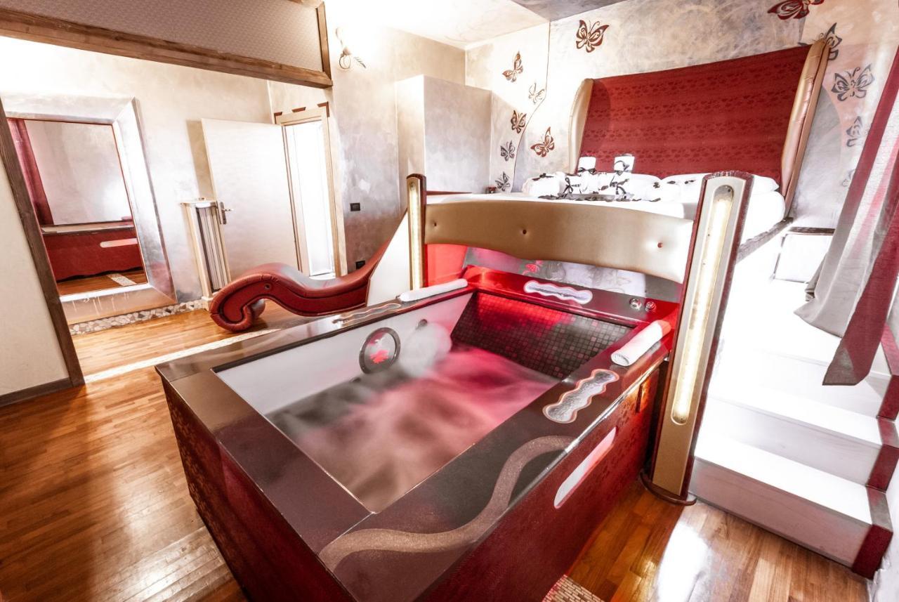 Il Nido D'Amore - Lorenzana Colombaie Bed & Breakfast Exterior photo