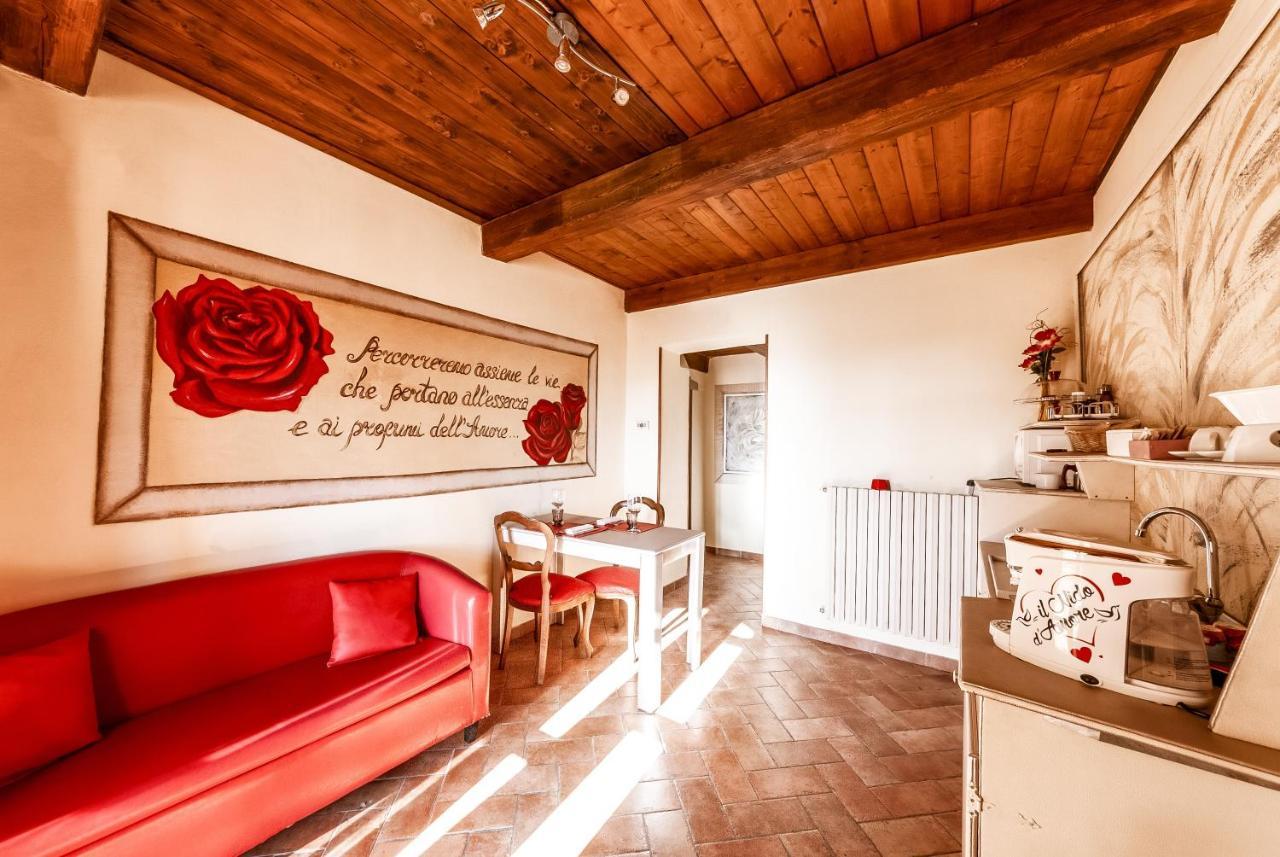Il Nido D'Amore - Lorenzana Colombaie Bed & Breakfast Exterior photo